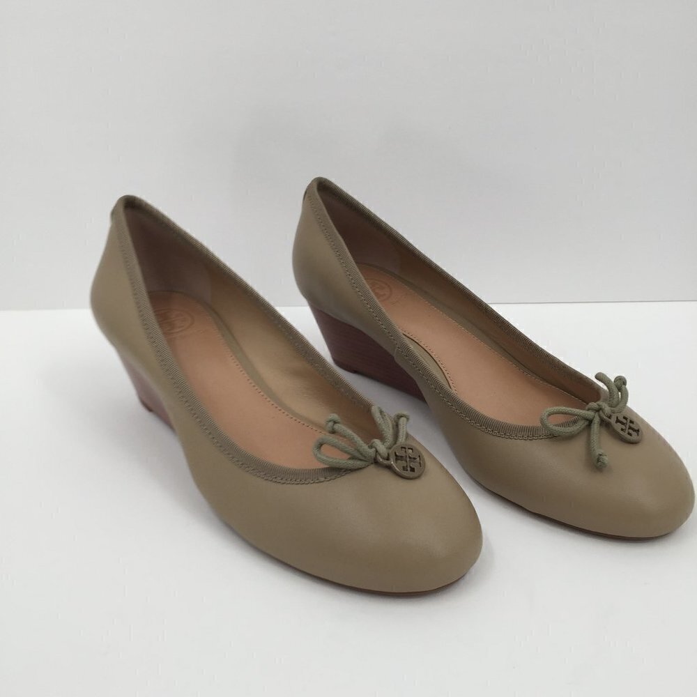 Tory Burch Chelsea Wedge Sandbox tan beige brown shoe logo leather bow new 7 - Picture 6 of 8